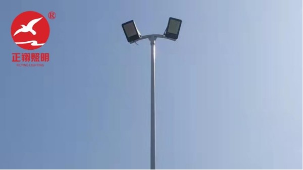 海南机电学校12米球场路灯安装
