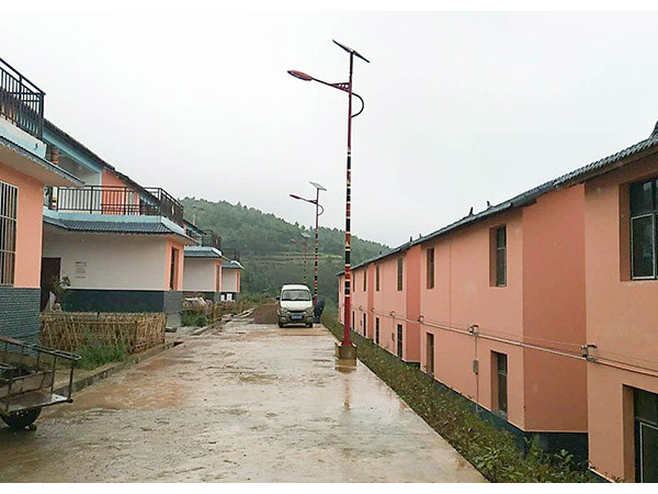 云南师宗县雄壁镇民族风太阳能路灯